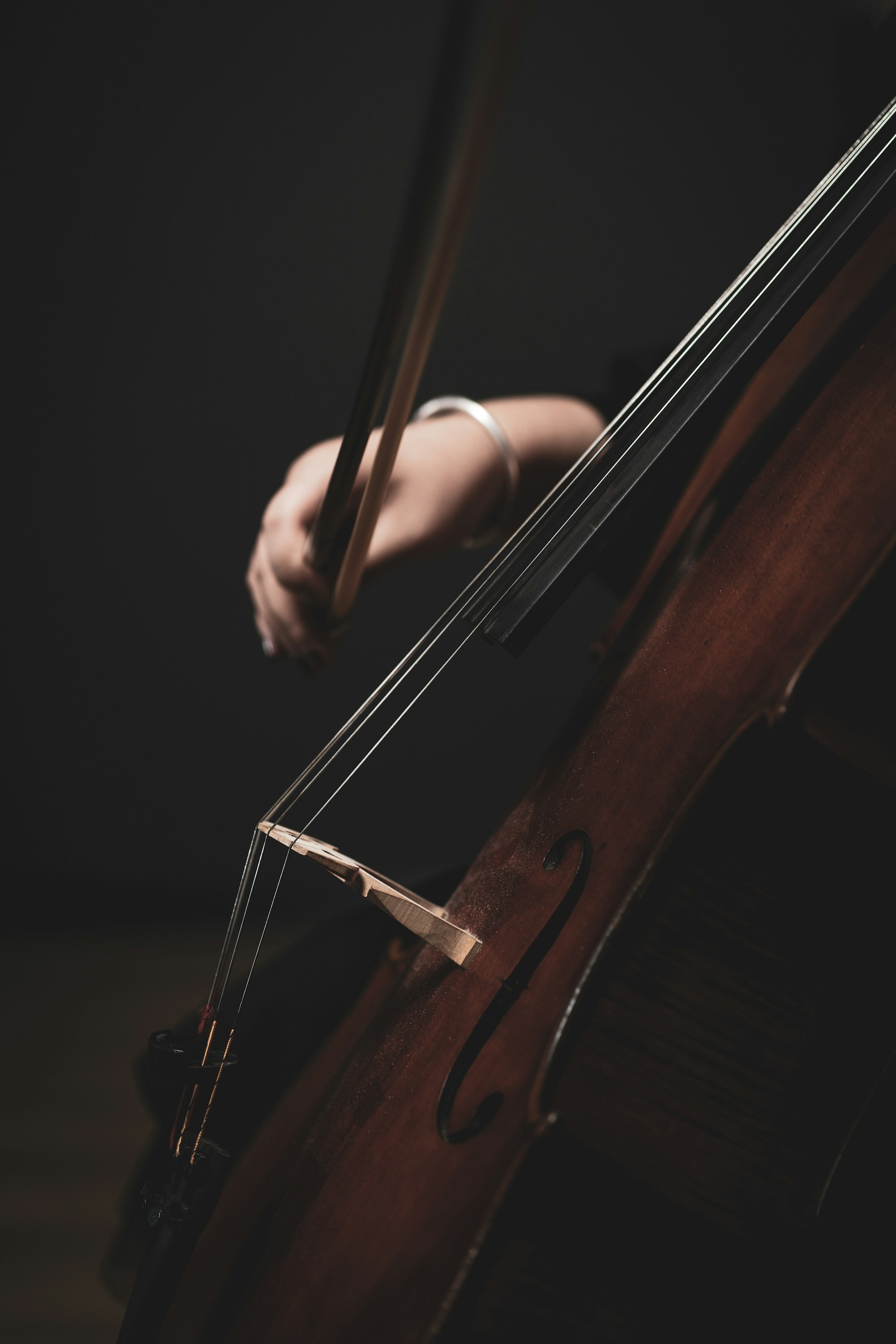 Detalle de un violonchelo y las manos de un intérprete